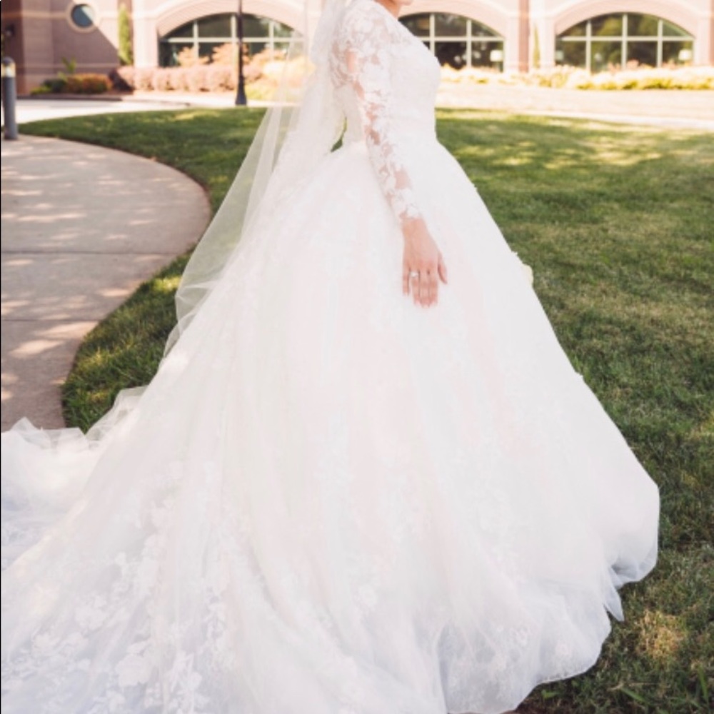 Selling my wedding dress without veil!